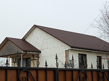 фото крыши из коричневой металлочерепицы